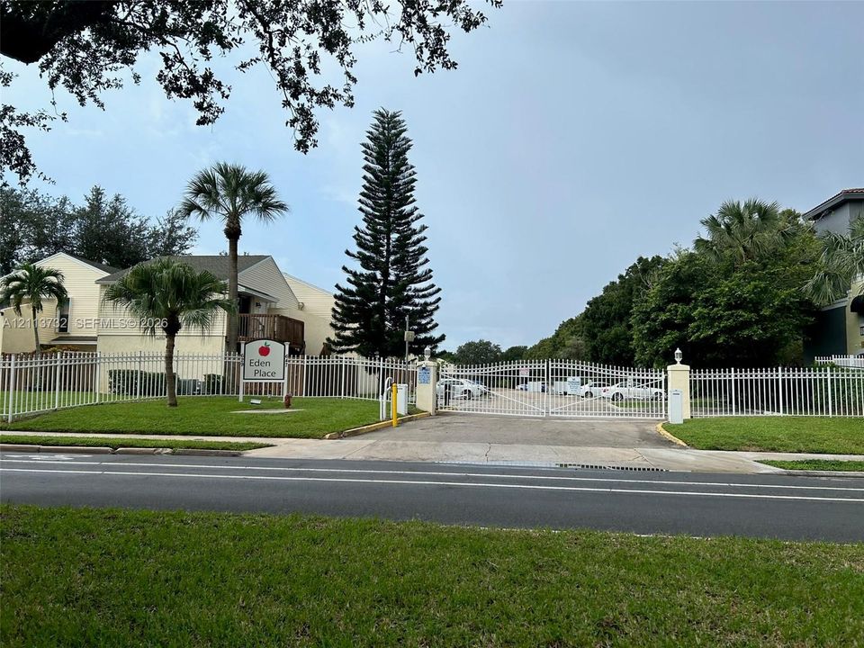 For Rent: $1,650 (1 beds, 1 baths, 627 Square Feet)