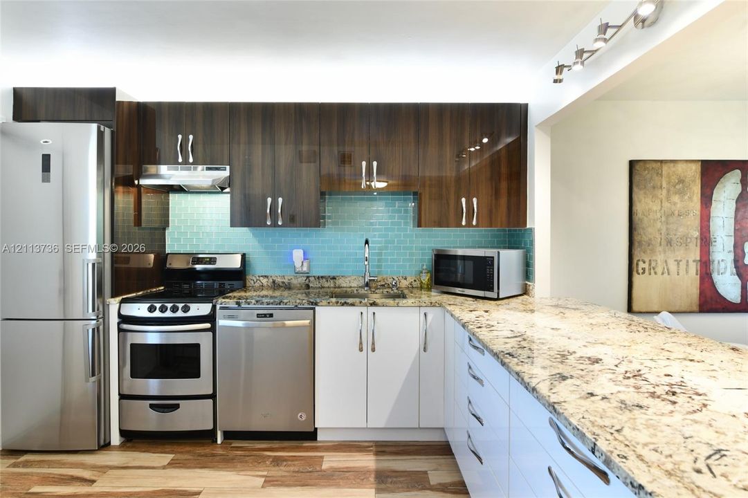 На продажу: $225,000 (2 спален, 2 ванн, 1064 Квадратных фут)