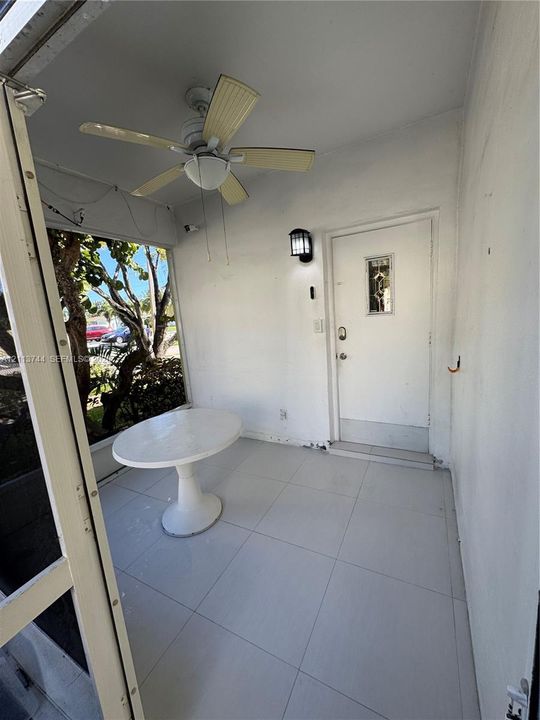 For Sale: $159,000 (1 beds, 1 baths, 825 Square Feet)