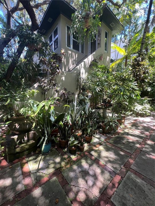 For Rent: $3,600 (2 beds, 1 baths, 4416 Square Feet)
