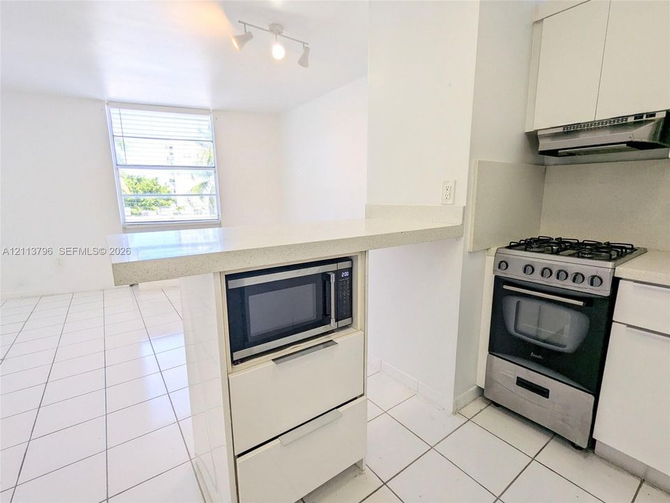 For Rent: $1,700 (0 beds, 1 baths, 390 Square Feet)