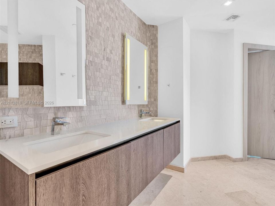 For Sale: $1,249,000 (2 beds, 2 baths, 1264 Square Feet)