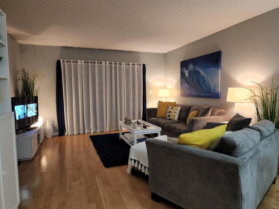285 Lvg Room