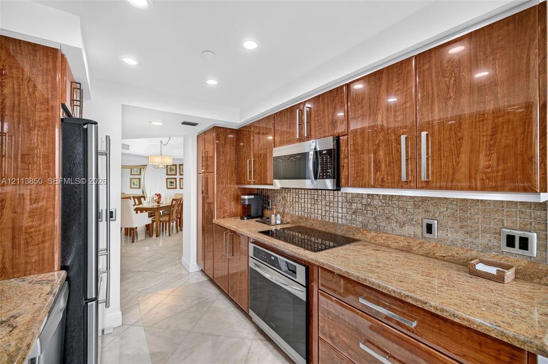 For Sale: $675,000 (2 beds, 2 baths, 1607 Square Feet)