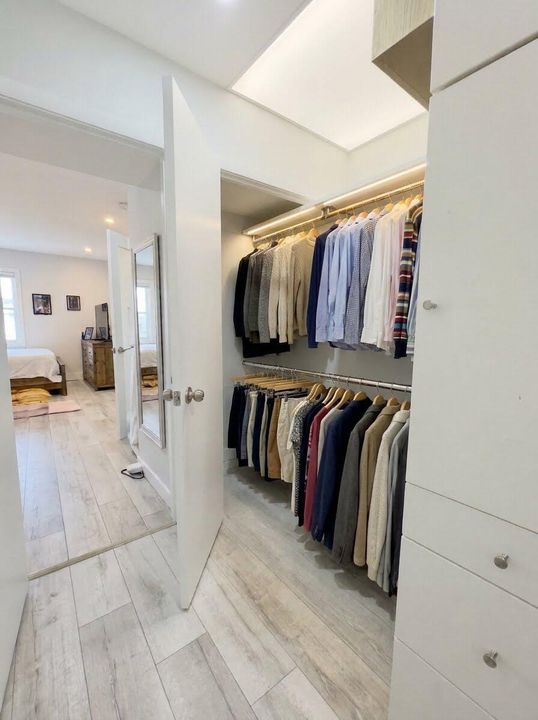 Walk-in Closet 2