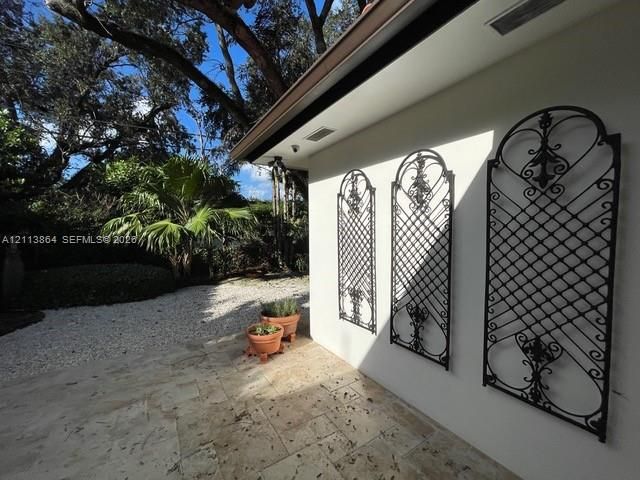 For Rent: $9,500 (3 beds, 2 baths, 1960 Square Feet)