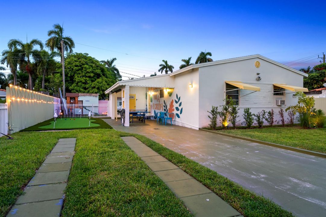 Hallandale Sunshine - House exterior at
