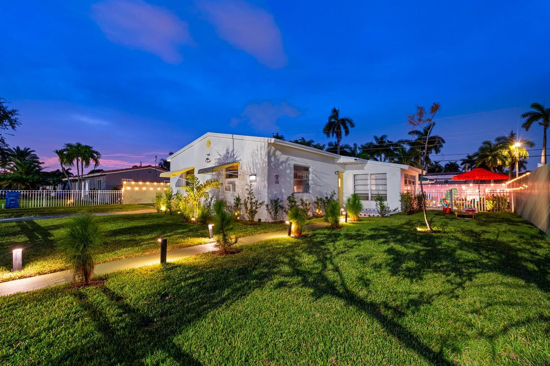 Hallandale Sunshine - House exterior at