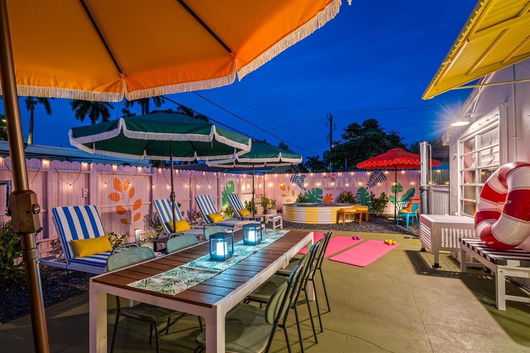 Hallandale Sunshine - Dining area at nig