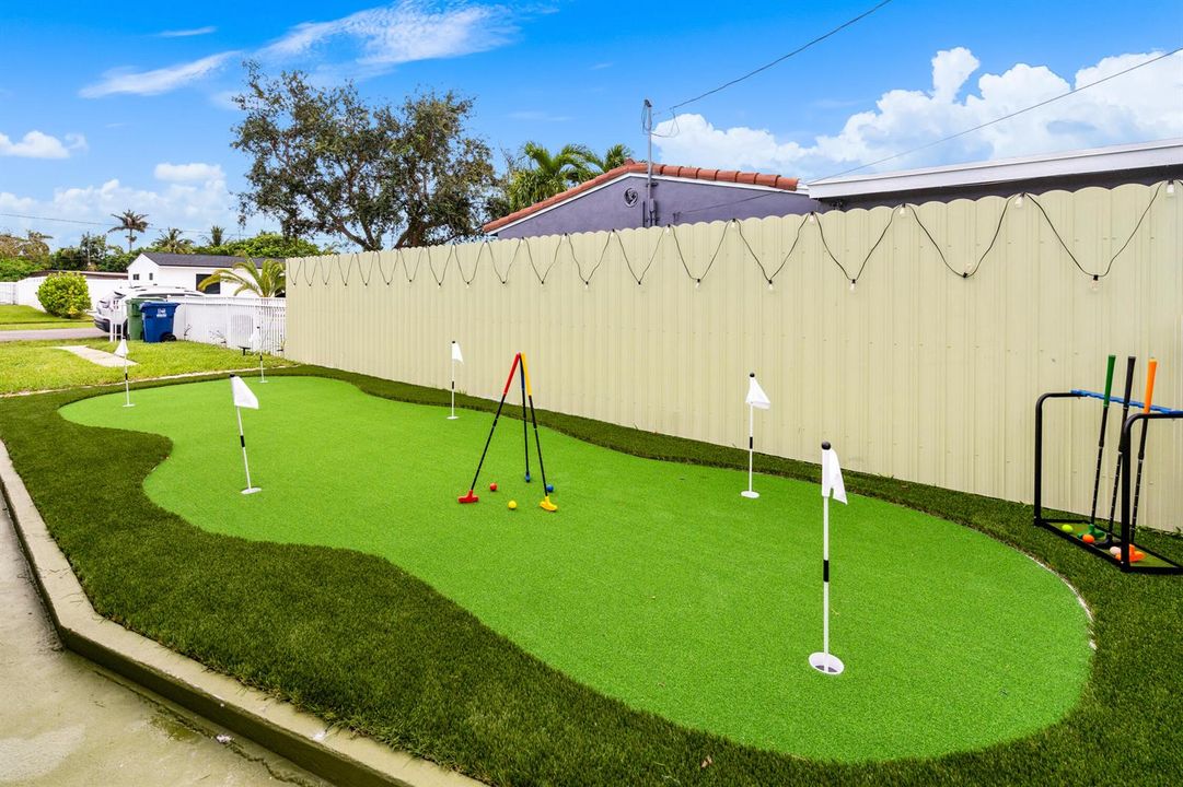 Hallandale Sunshine - Putting Green