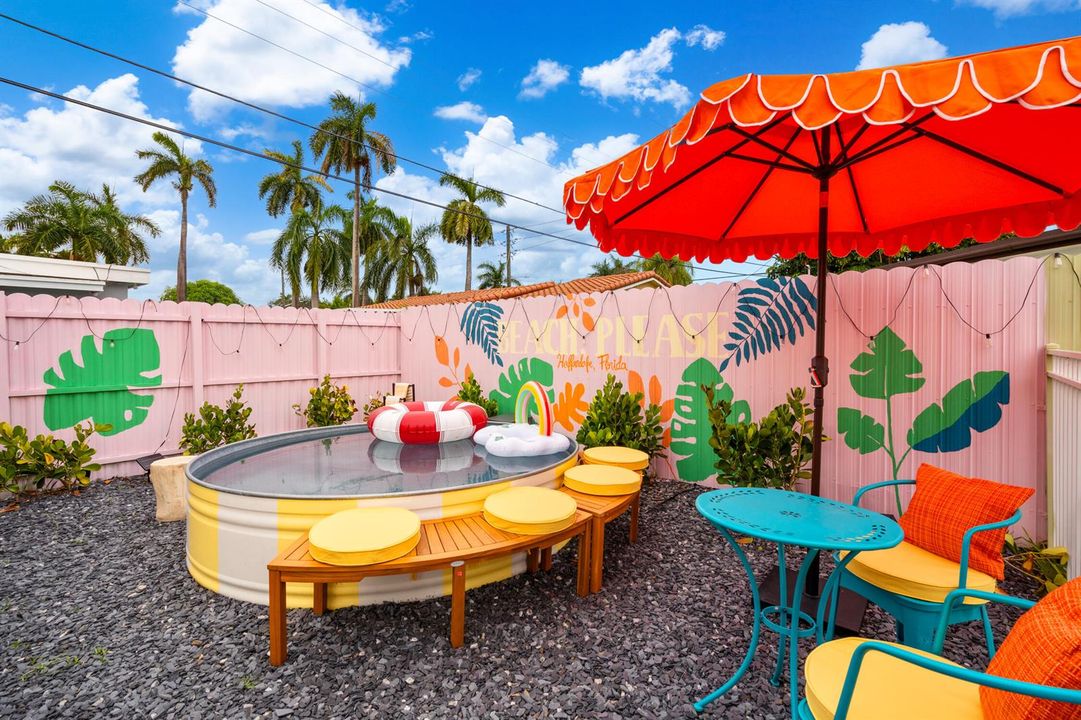 Hallandale Sunshine - Pool with chairs