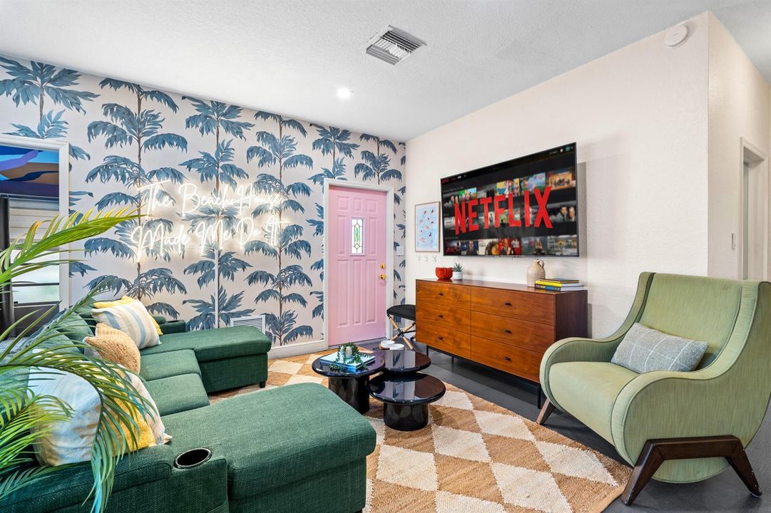 Hallandale Sunshine - Living room (3)