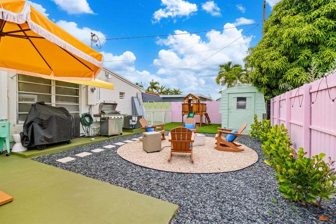 Hallandale Sunshine - Firepit (1)