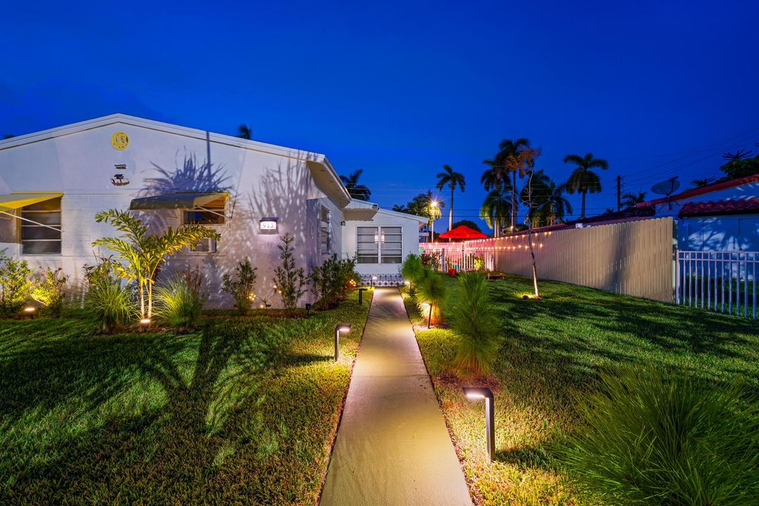 Hallandale Sunshine - House exterior at