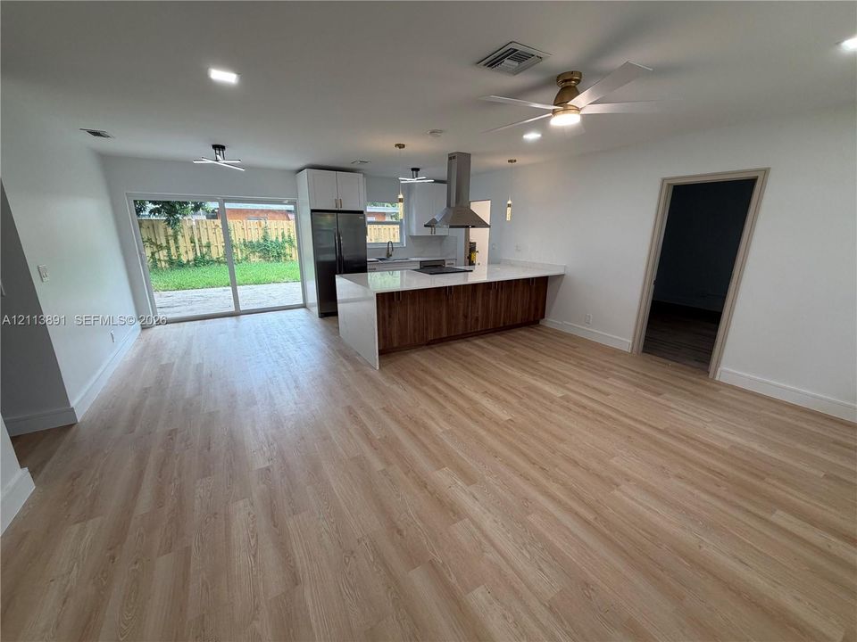 For Rent: $2,900 (4 beds, 2 baths, 1125 Square Feet)