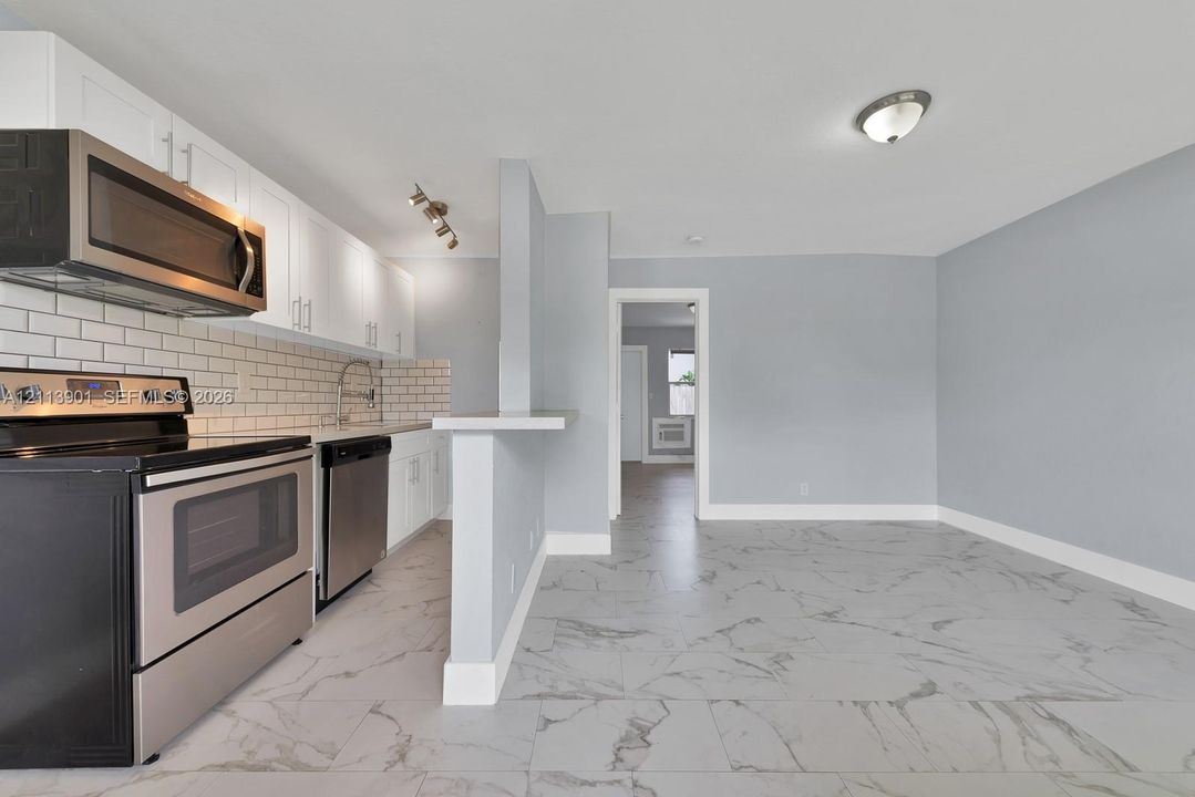 For Rent: $1,600 (1 beds, 1 baths, 700 Square Feet)