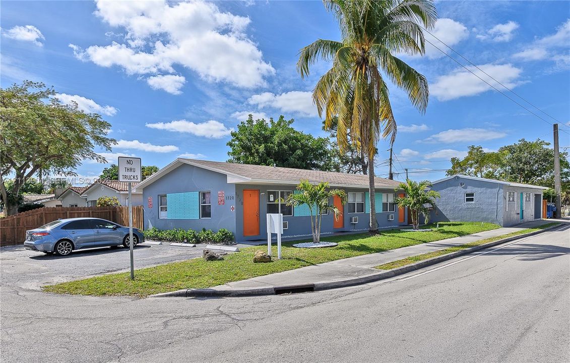 For Rent: $1,600 (1 beds, 1 baths, 700 Square Feet)
