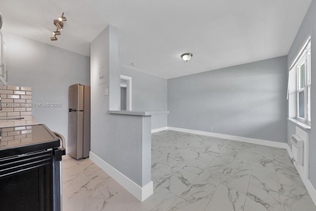 For Rent: $1,600 (1 beds, 1 baths, 700 Square Feet)