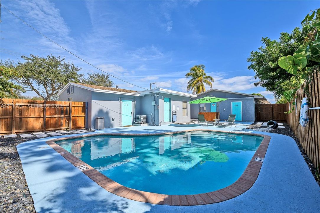 For Rent: $1,600 (1 beds, 1 baths, 700 Square Feet)