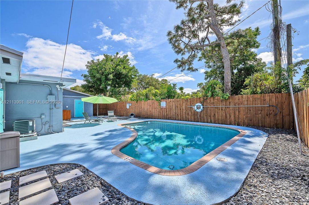 For Rent: $1,600 (1 beds, 1 baths, 700 Square Feet)