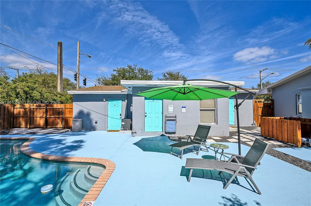 For Rent: $1,600 (1 beds, 1 baths, 700 Square Feet)