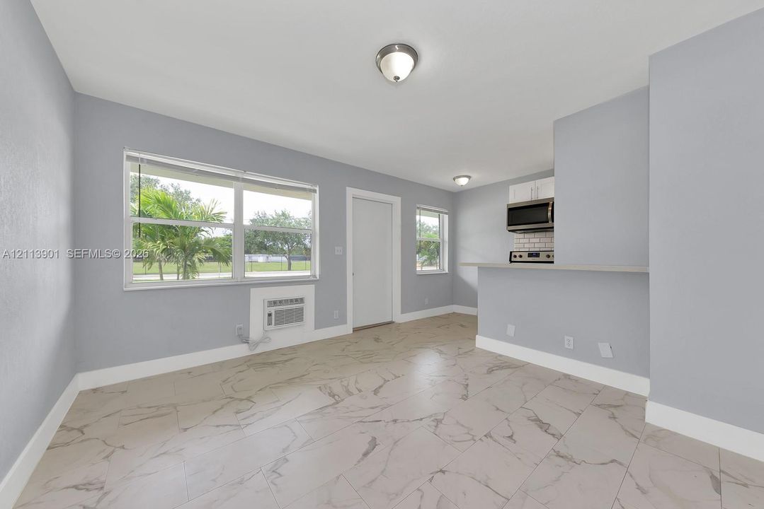 For Rent: $1,600 (1 beds, 1 baths, 700 Square Feet)