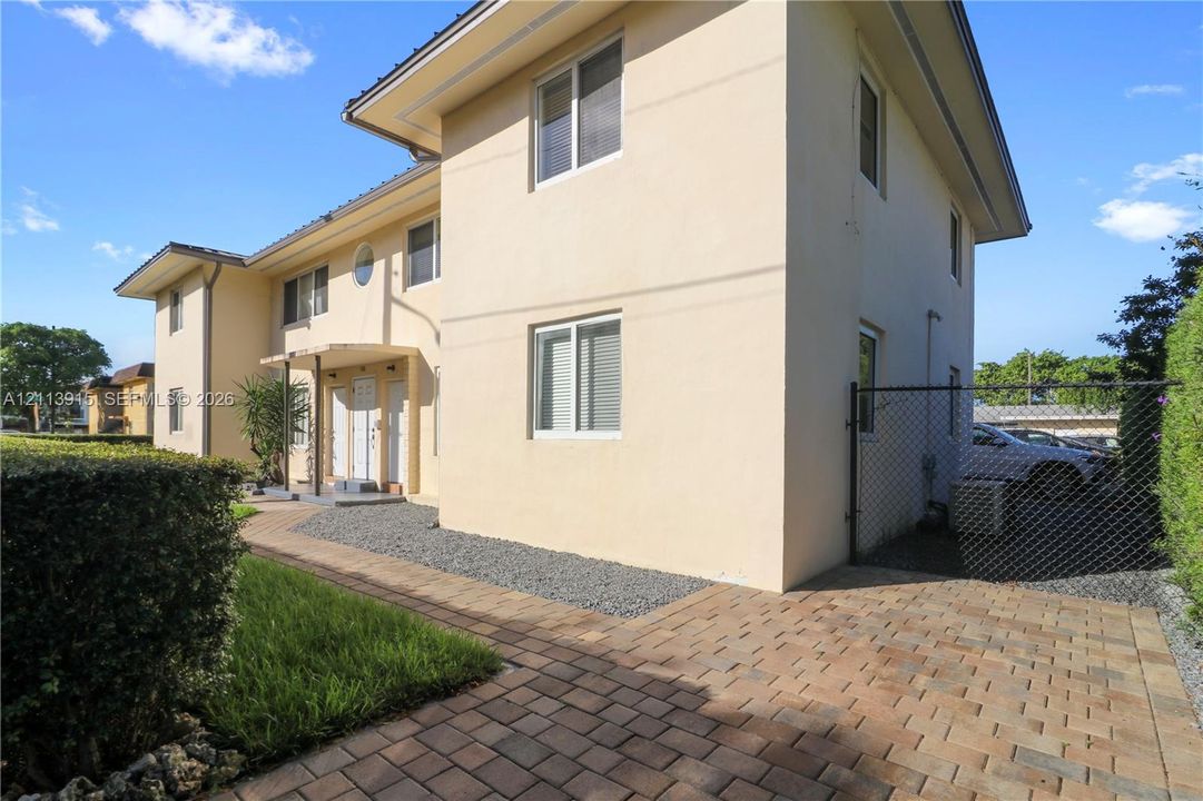 For Rent: $2,300 (2 beds, 1 baths, 850 Square Feet)