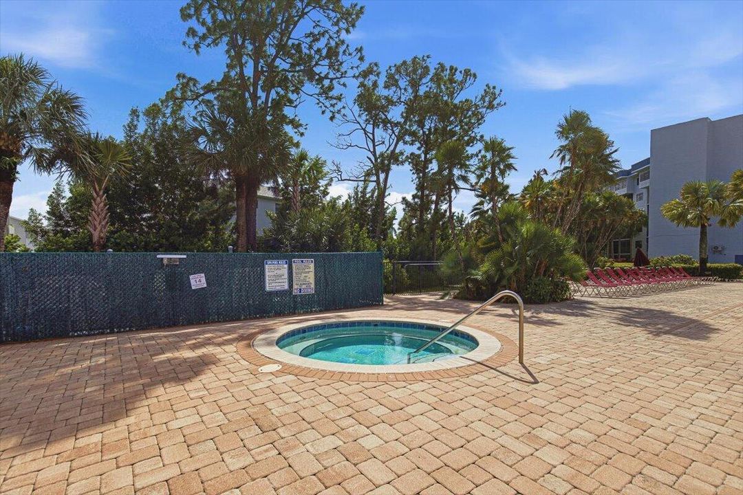 39-Clubhouse-Pool-Hottub