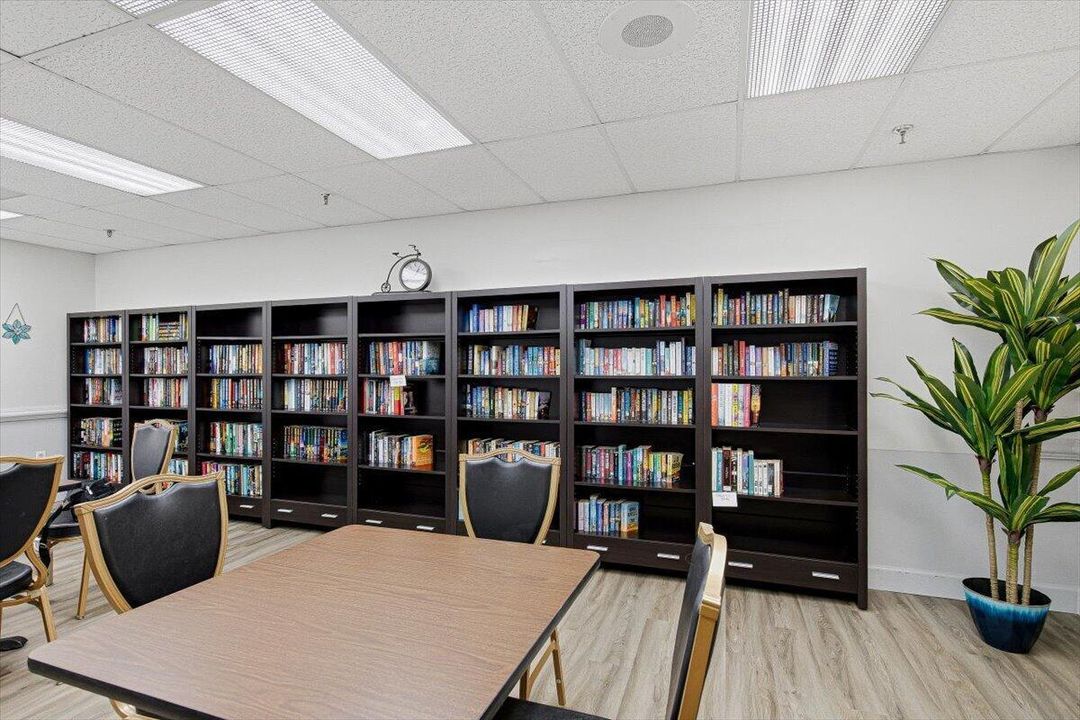 35-Clubhouse-Library