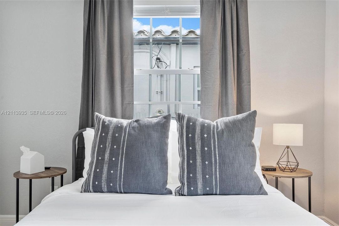 Single-hung window featuring a grid pattern and white frame
