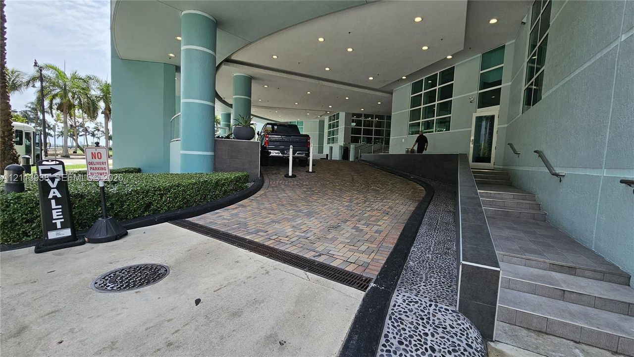For Sale: $389,000 (1 beds, 1 baths, 663 Square Feet)