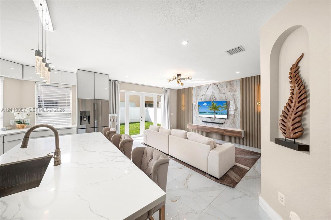 For Sale: $750,000 (6 beds, 3 baths, 2726 Square Feet)