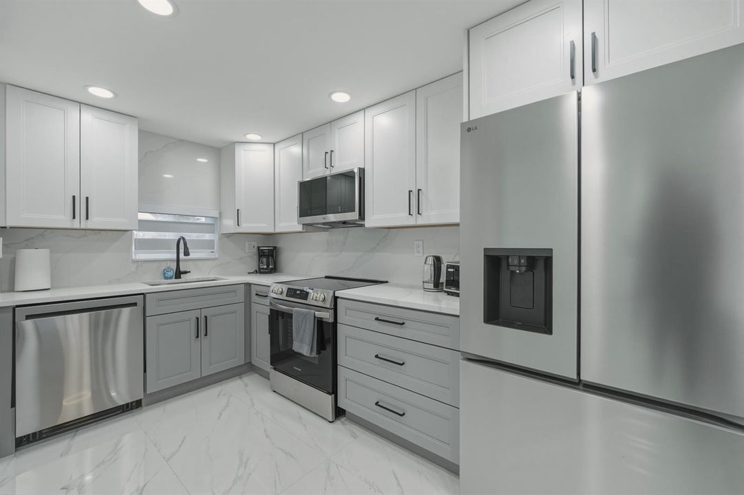 2. Kitchen Close UP