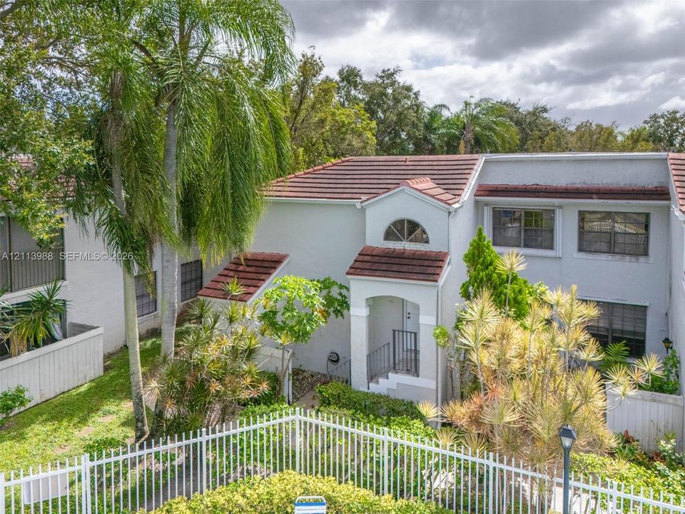 For Sale: $275,000 (2 beds, 2 baths, 900 Square Feet)