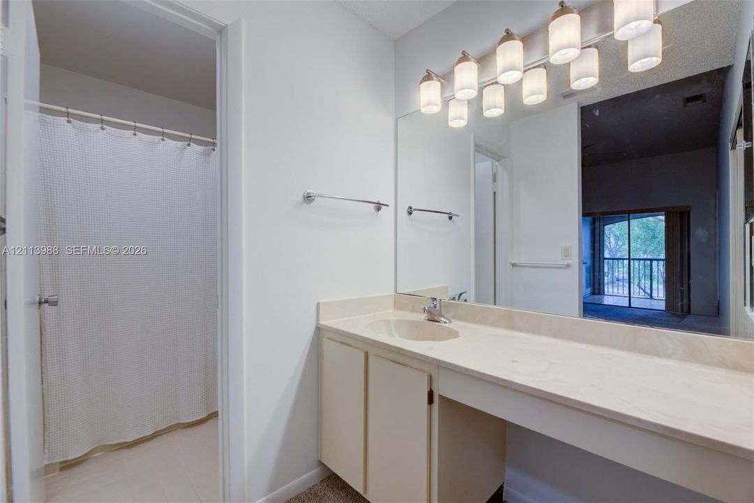For Sale: $275,000 (2 beds, 2 baths, 900 Square Feet)