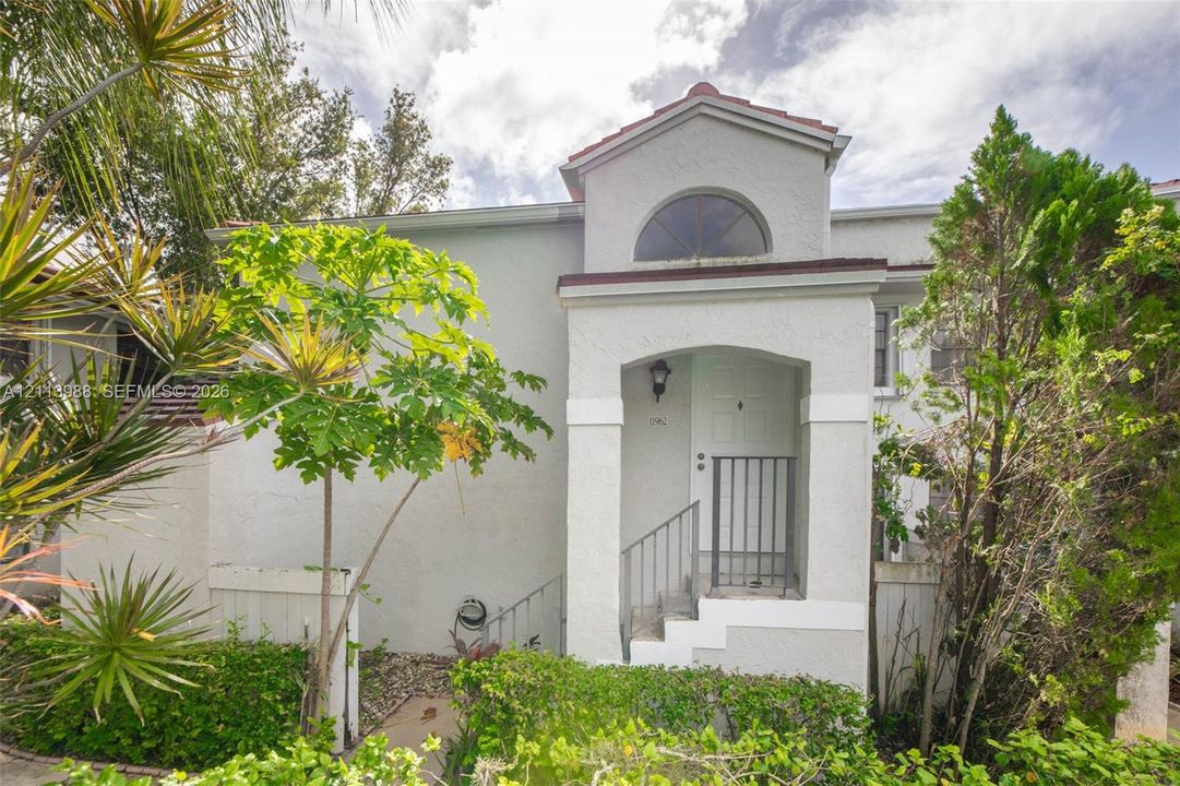 For Sale: $275,000 (2 beds, 2 baths, 900 Square Feet)