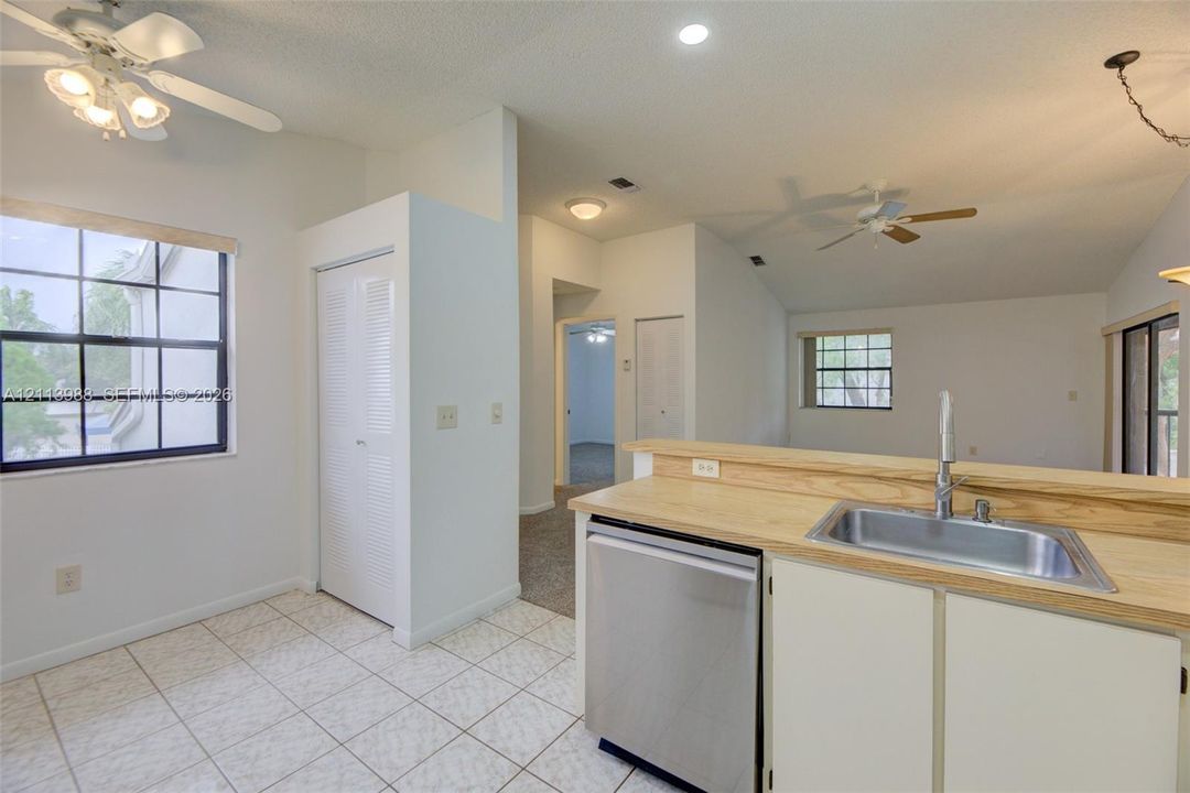 For Sale: $275,000 (2 beds, 2 baths, 900 Square Feet)