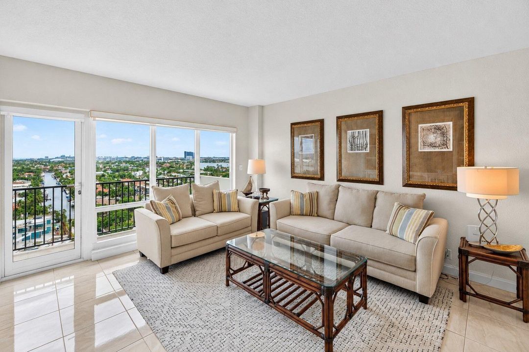27-web-or-mls-Living room 2