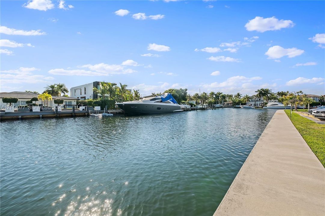 For Rent: $1,800 (1 beds, 1 baths, 700 Square Feet)