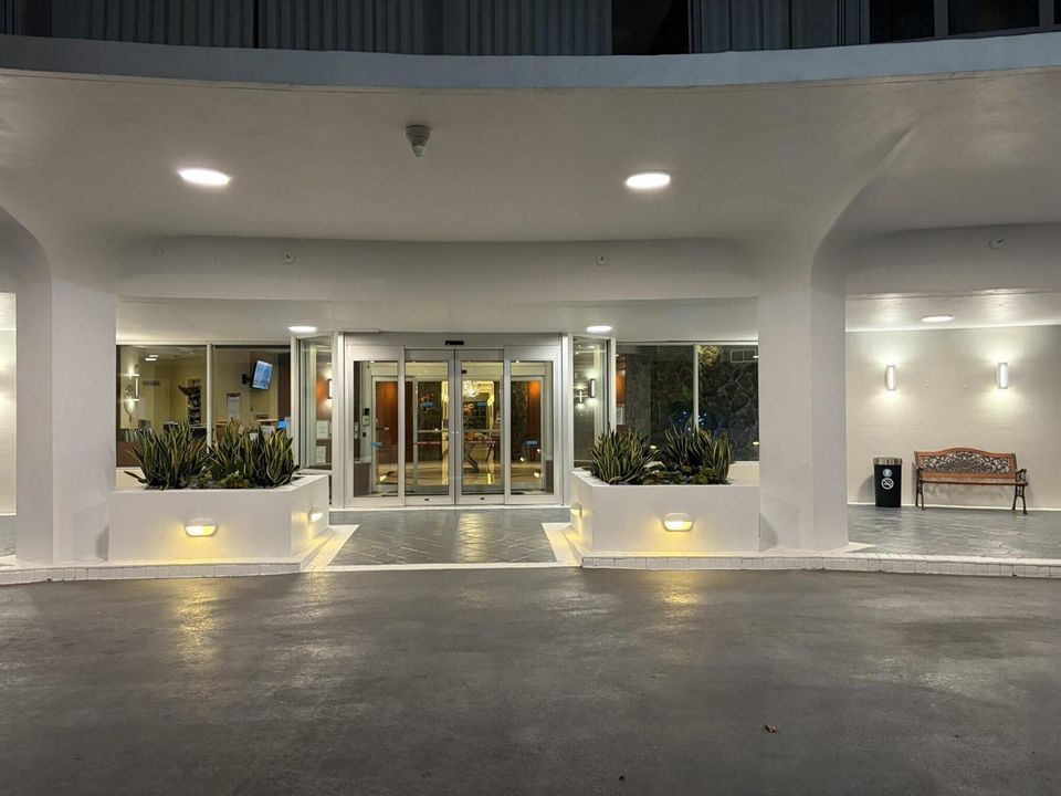 w the claridge main entrance