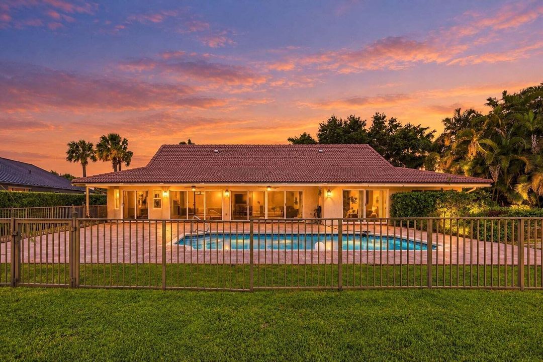 04-Rear_exterior