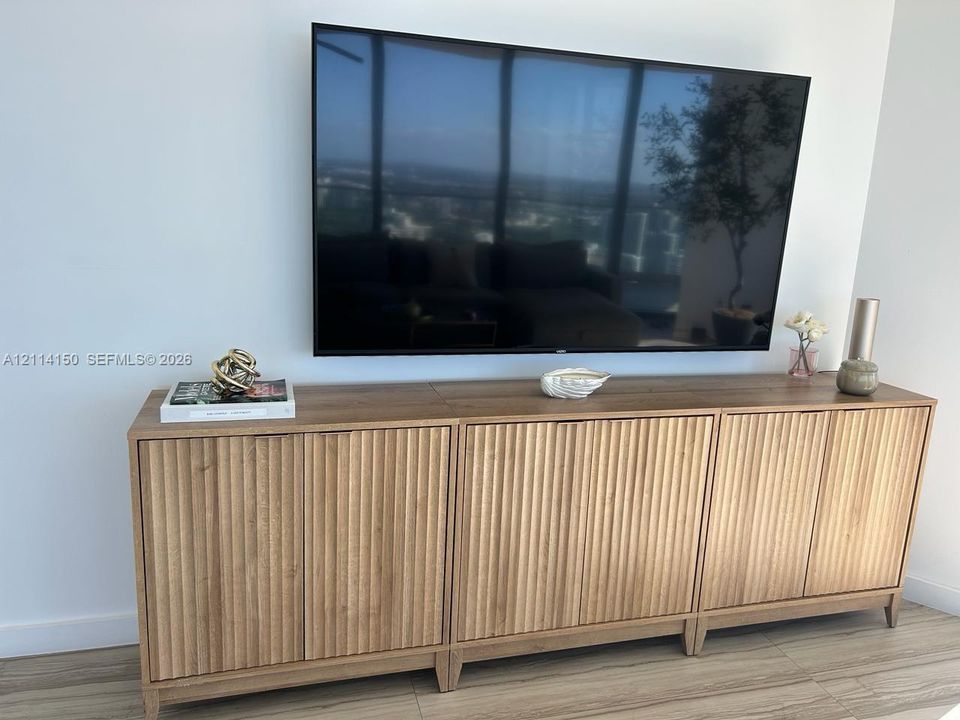 For Sale: $2,600,000 (2 beds, 2 baths, 1273 Square Feet)