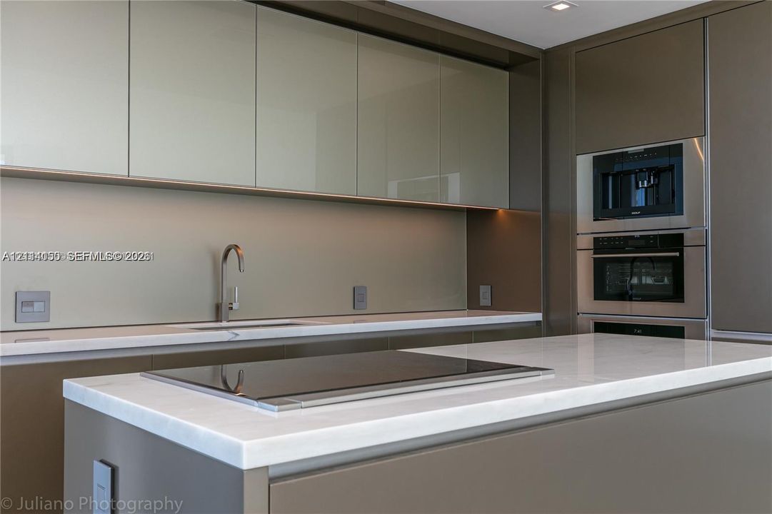 For Sale: $2,600,000 (2 beds, 2 baths, 1273 Square Feet)