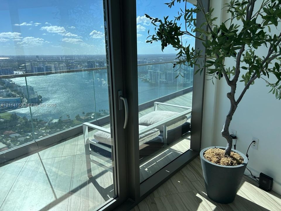 For Sale: $2,600,000 (2 beds, 2 baths, 1273 Square Feet)