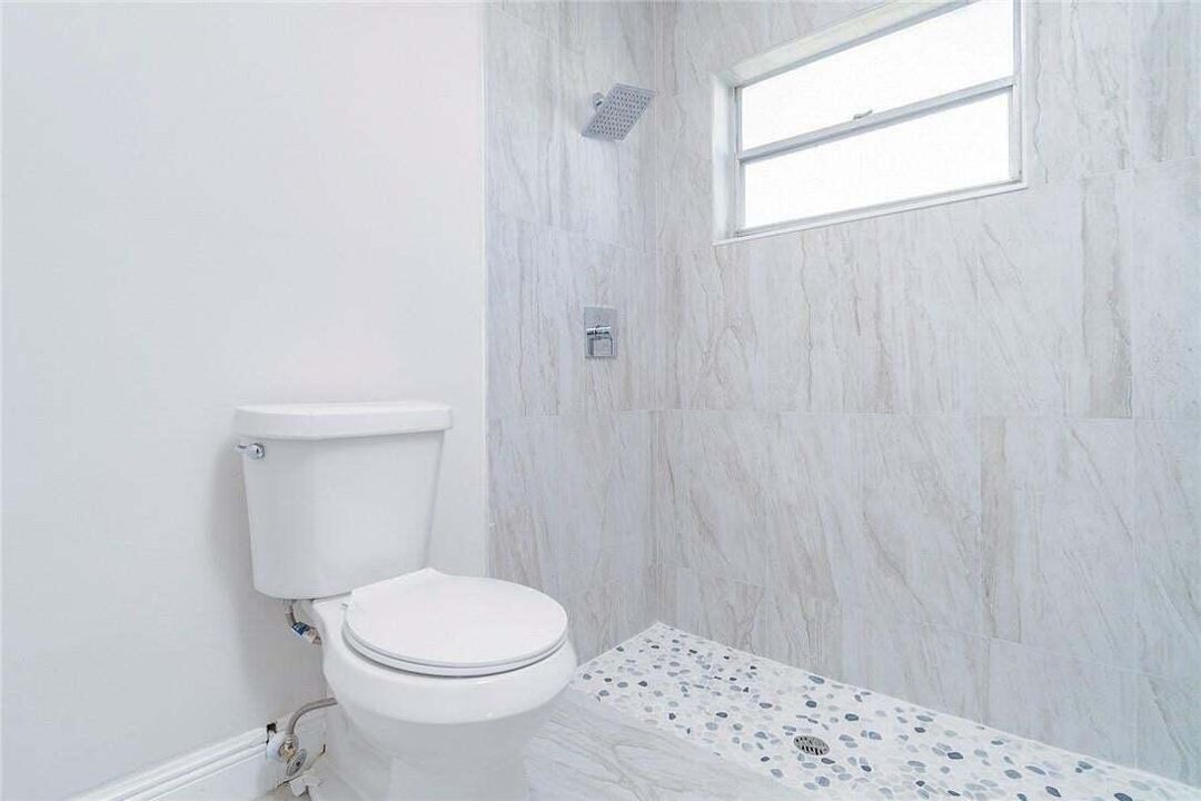 Master bathroom (2)