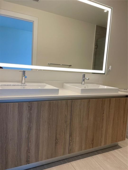 For Rent: $3,650 (1 beds, 2 baths, 855 Square Feet)