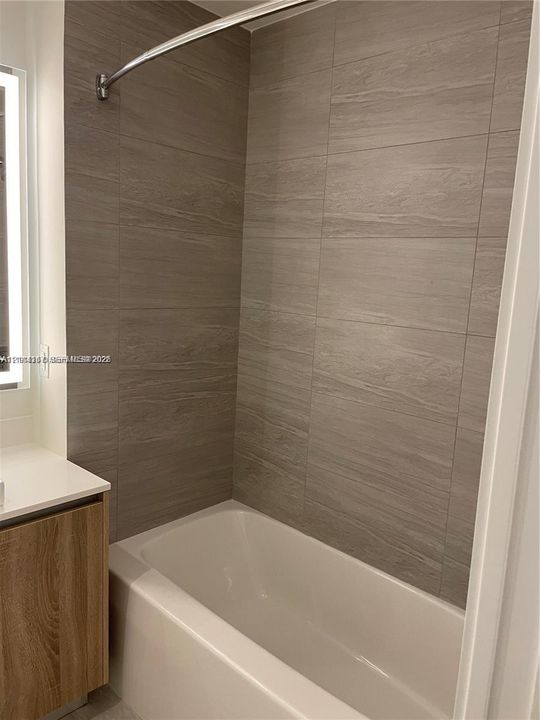 For Rent: $3,650 (1 beds, 2 baths, 855 Square Feet)