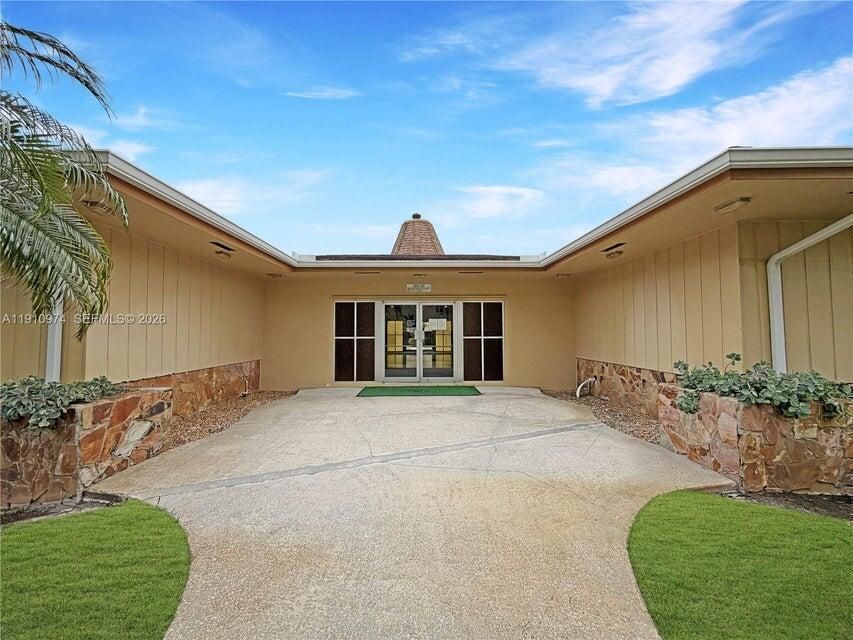 15. Club House