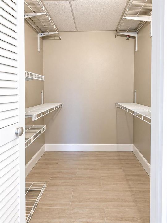 7. Maater Walk-In Closet