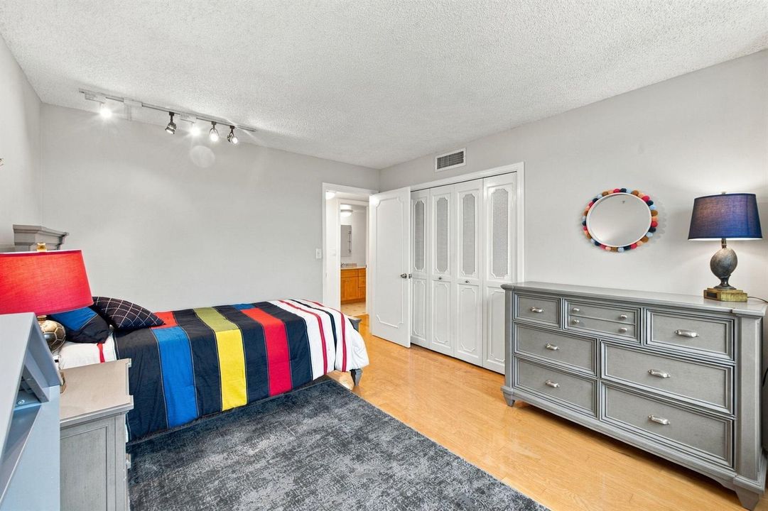 26-web-or-mls-5200-n-ocean-blvd-1112